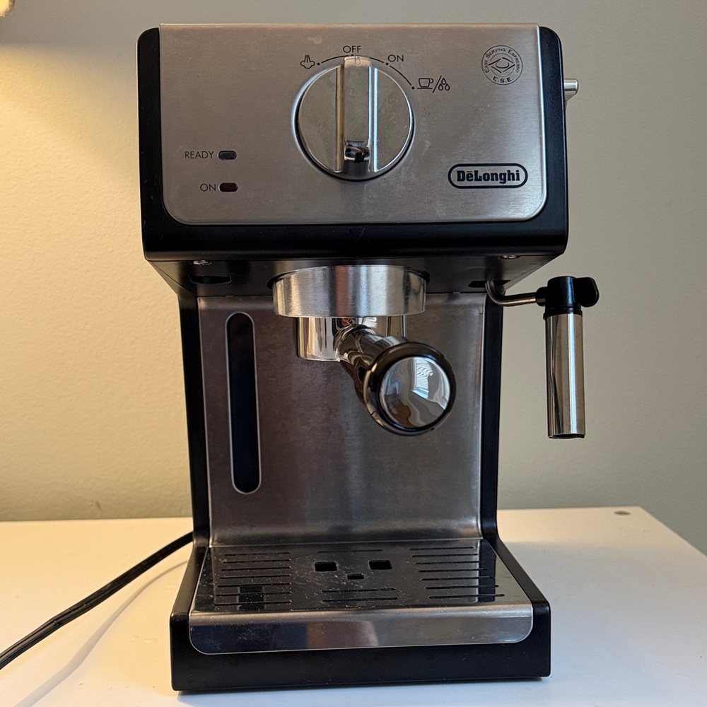 DeLonghi ECP3420 Espresso Machine in Black and Silver